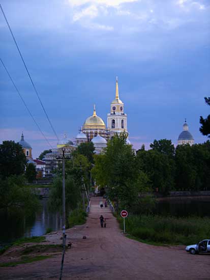 В центре - купол Богоявленского собора